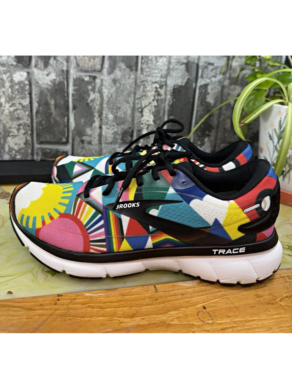 Brooks Trace Lisa Congdon Women’s Multicolor Geometric Lace-Up Mesh